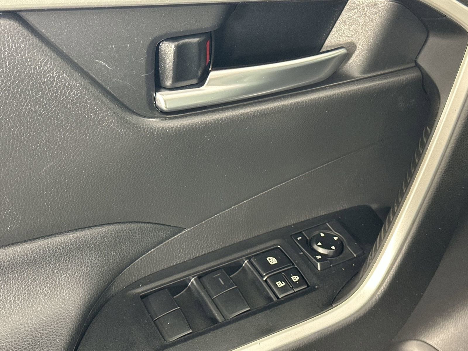 Used 2020 Toyota RAV4 XLE image 19