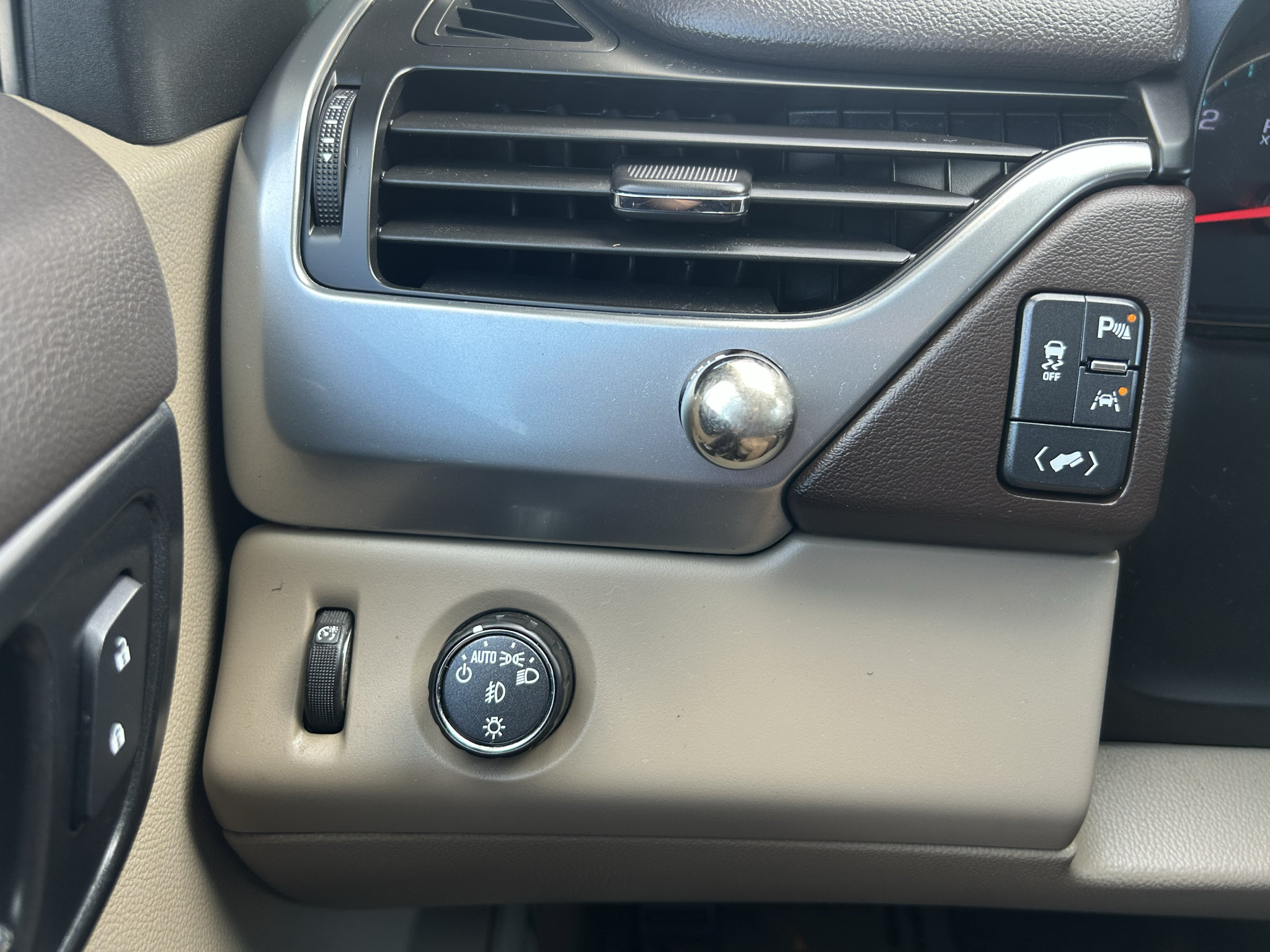 Used 2019 Chevrolet Suburban LT RWD image 21