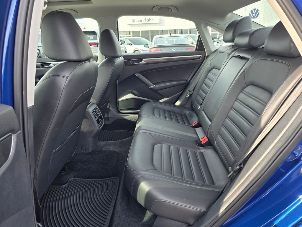 Used 2016 Volkswagen Passat 3.6 SEL Premium image 16