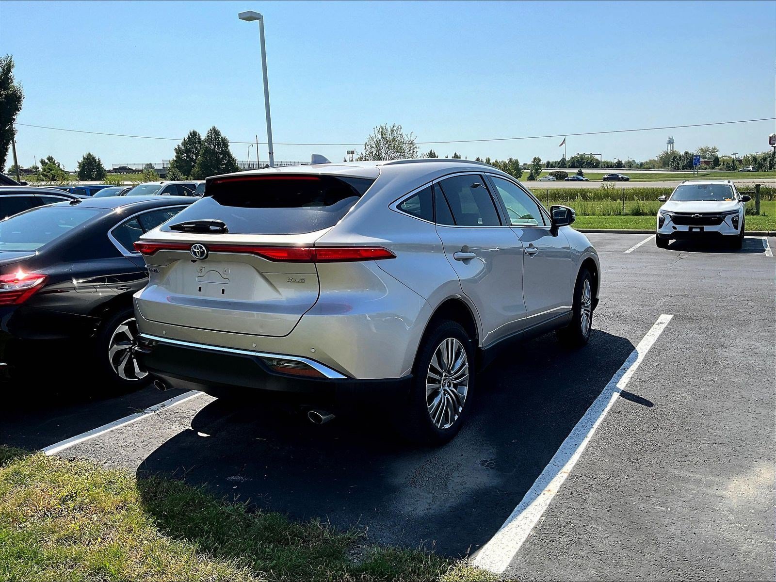 Used 2024 Toyota Venza XLE AWD/4WD image 4