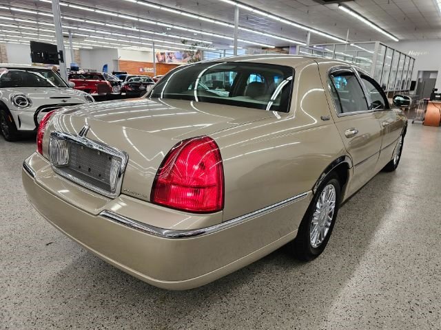 Used 2010 Lincoln Town Car Signature Limited image 4