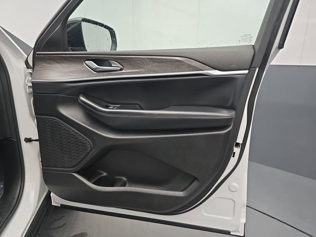 Used 2023 Jeep Grand Cherokee Limited image 45