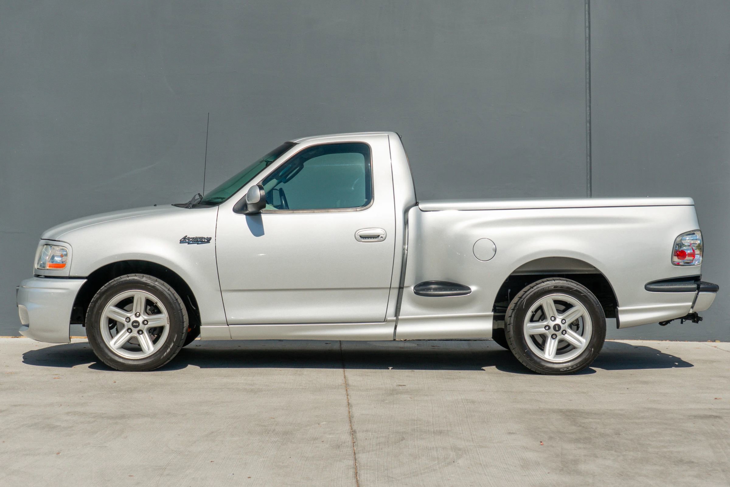 Used 2004 Ford F150 Lightning RWD image 2