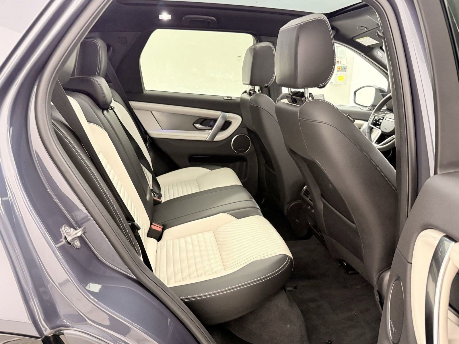 Used 2025 Land Rover Discovery Sport Dynamic SE image 34