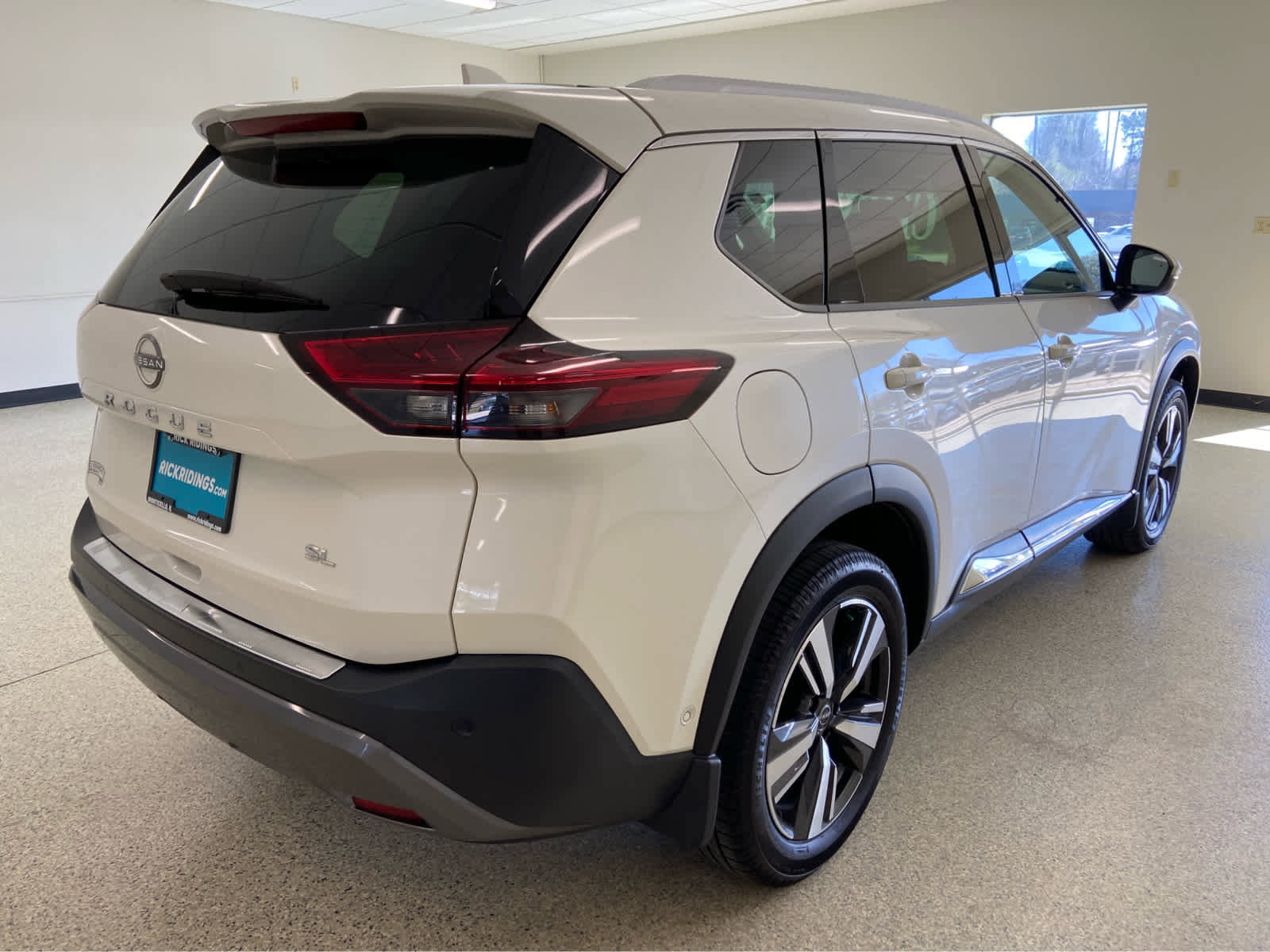 Used 2023 Nissan Rogue SL w/ SL Premium Package image 6