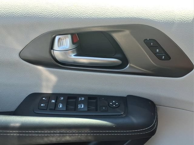 Used 2024 Chrysler Pacifica Touring-L FWD image 15