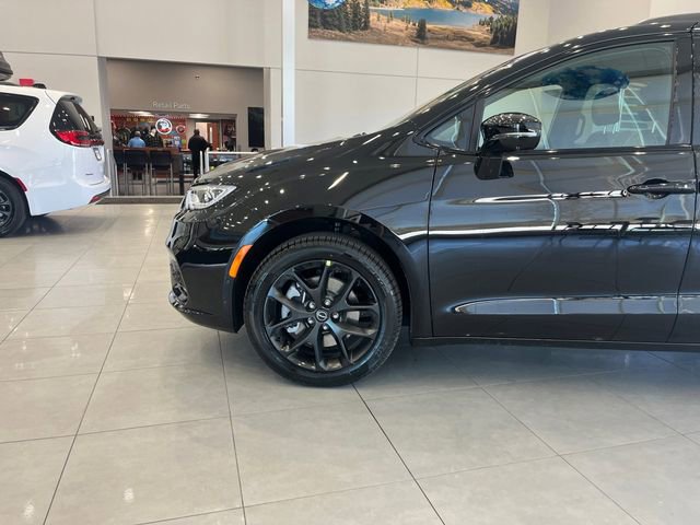 New 2026 Chrysler Pacifica Limited image 9