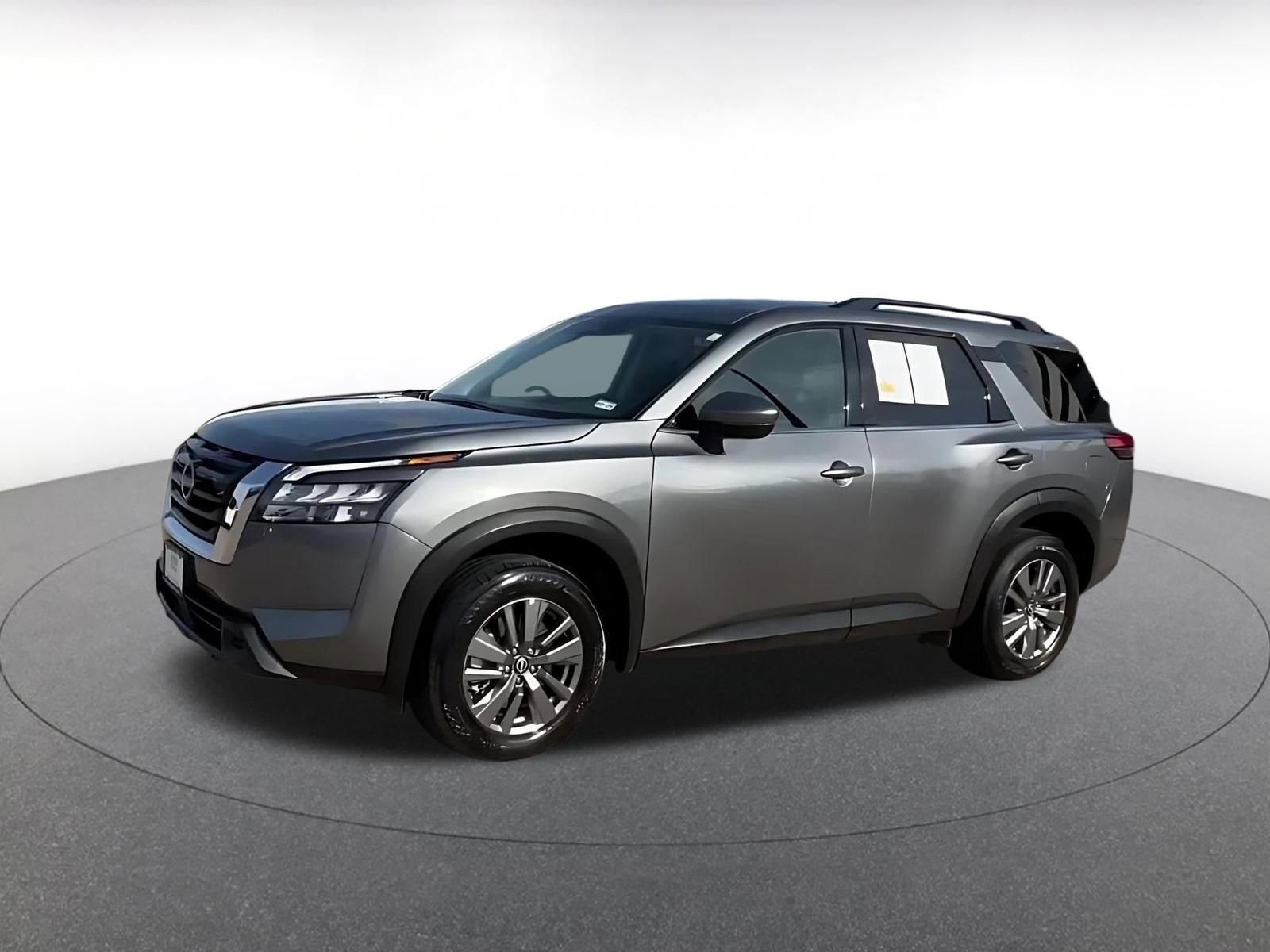 Used 2025 Nissan Pathfinder SV image 8