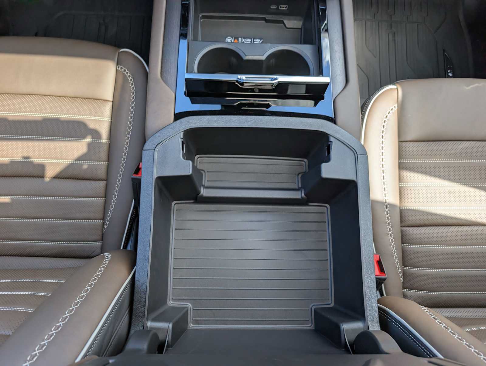 New 2026 GMC Yukon Denali Ultimate w/ LPO, Floor Liner Package AWD/4WD image 16