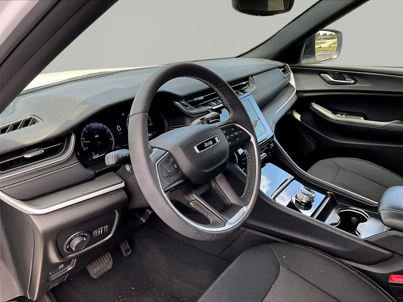Used 2024 Jeep Grand Cherokee Laredo X w/ Luxury Tech Group I AWD/4WD image 17