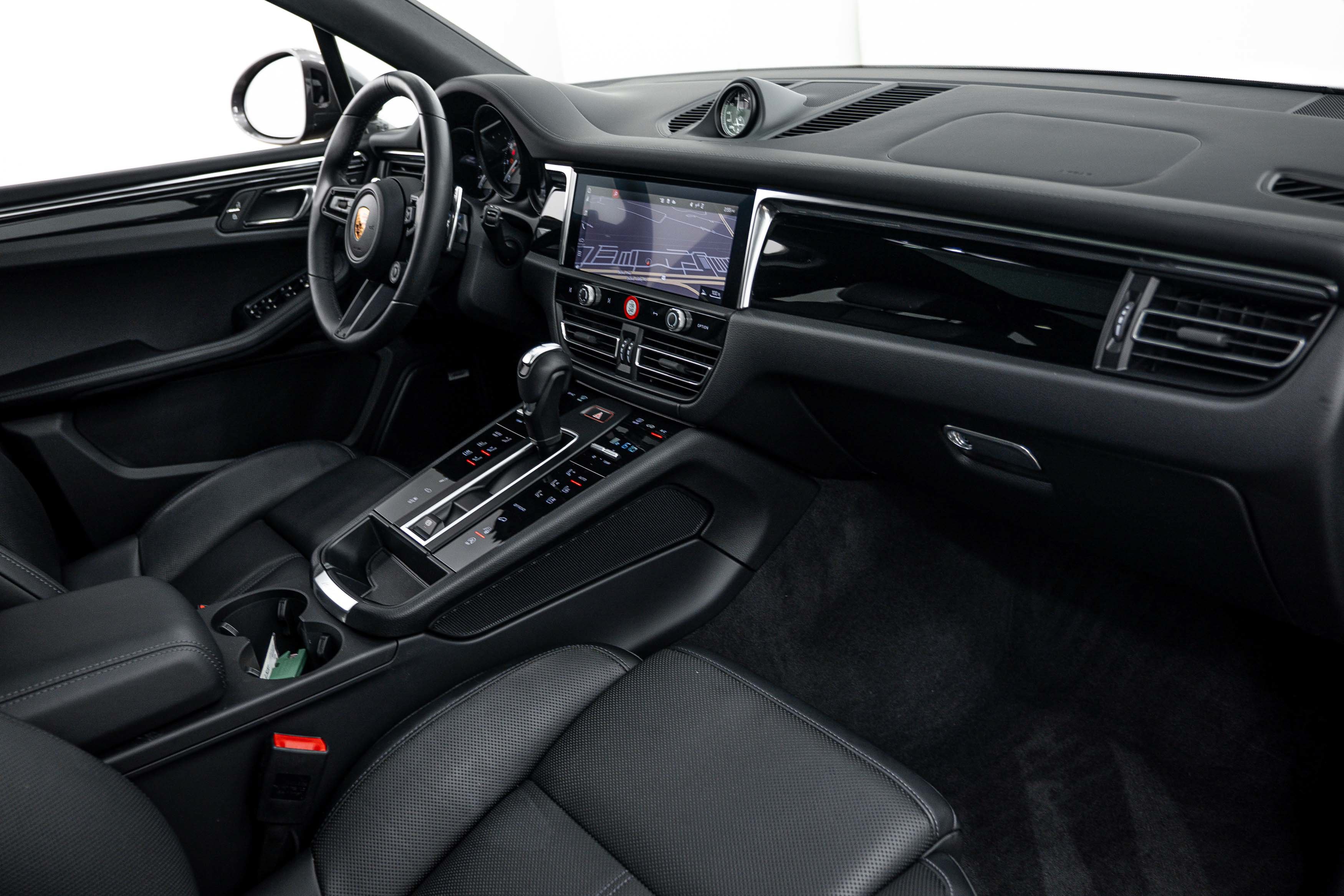 Certified 2026 Porsche Macan Turbo AWD/4WD image 12