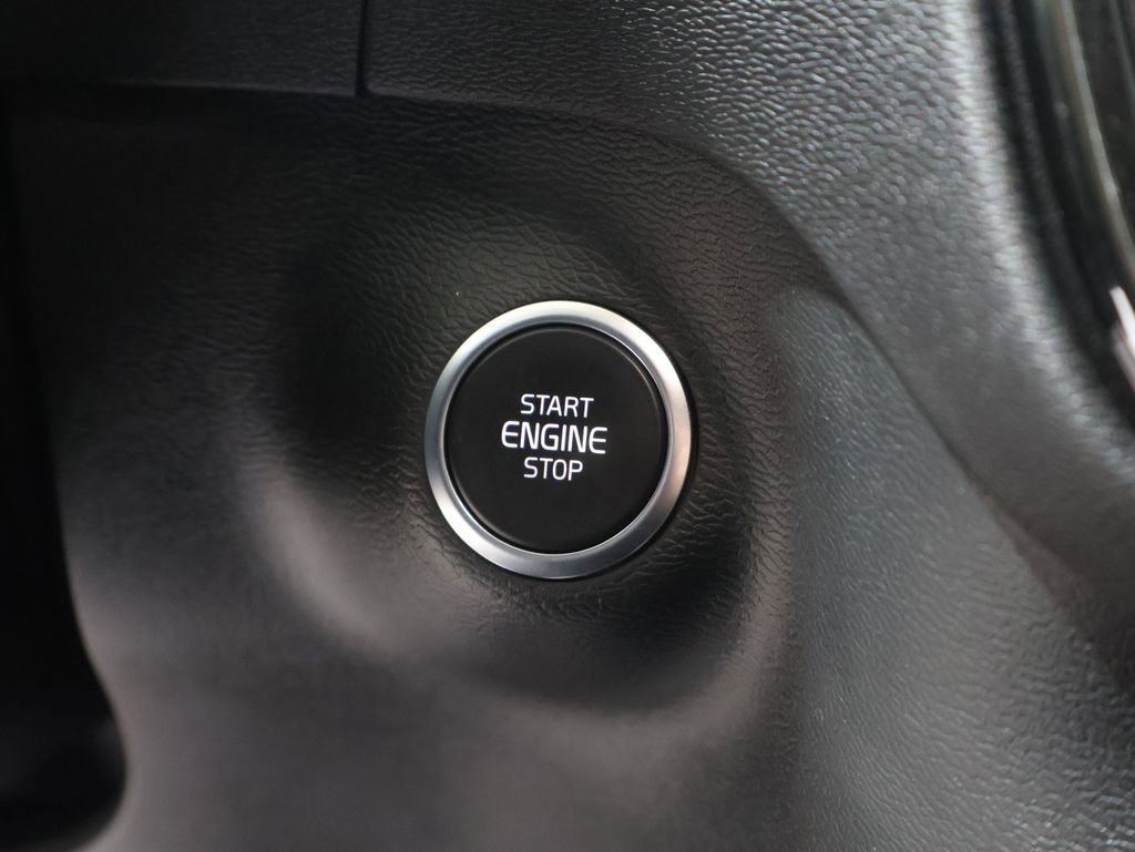 Used 2023 Volvo XC40 B5 Core image 26