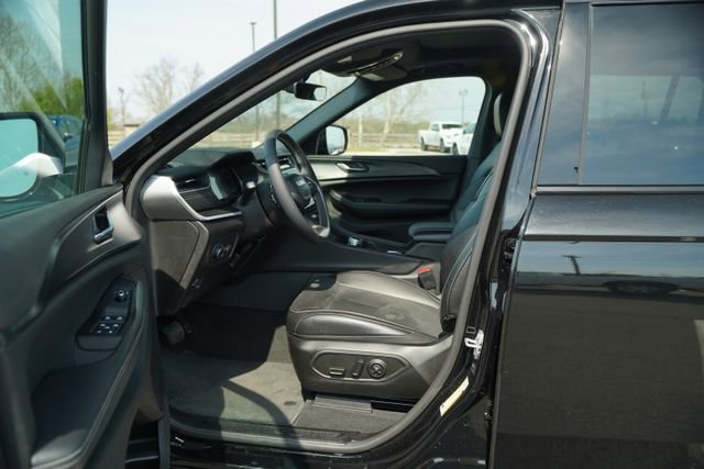 Used 2025 Jeep Grand Cherokee L Altitude image 14