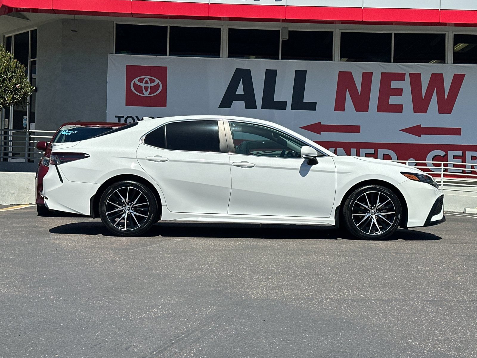 Used 2023 Toyota Camry SE FWD image 6