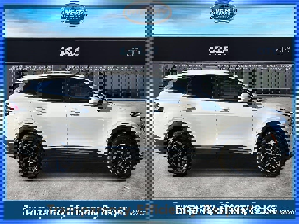 Used 2023 Kia Sportage LX image 2