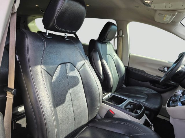 Used 2022 Chrysler Pacifica Touring-L FWD image 10