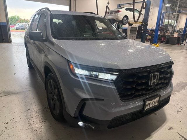 Used 2025 Honda Pilot Sport image 3