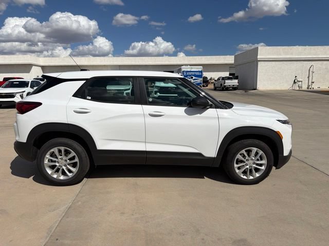 Used 2026 Chevrolet TrailBlazer LS AWD/4WD image 2