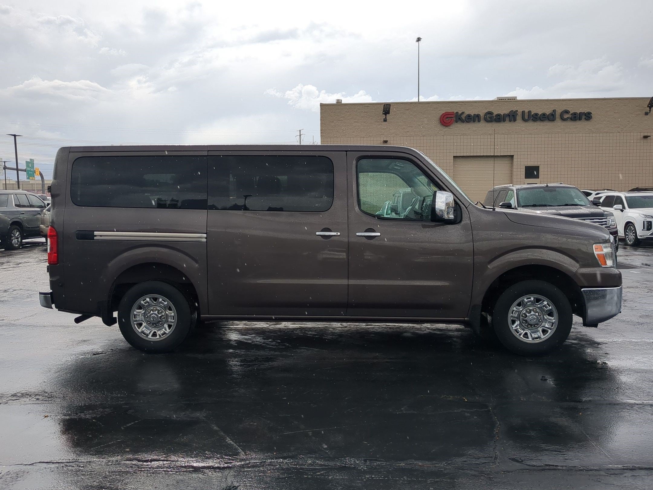 Used 2014 Nissan NV 3500 SL w/ Technology Package RWD image 2