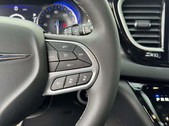 Used 2025 Chrysler Pacifica Select FWD image 25
