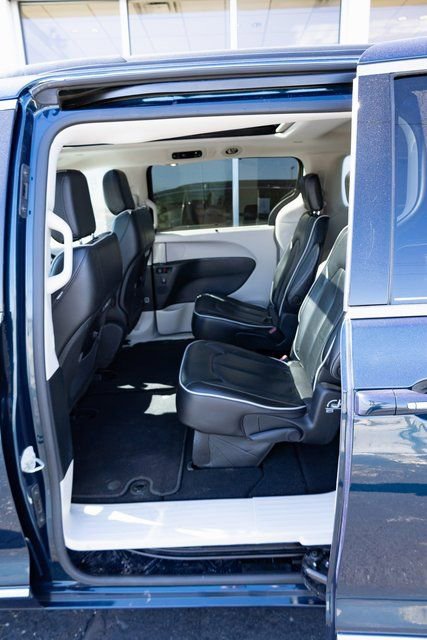 Used 2023 Chrysler Pacifica Limited FWD image 14
