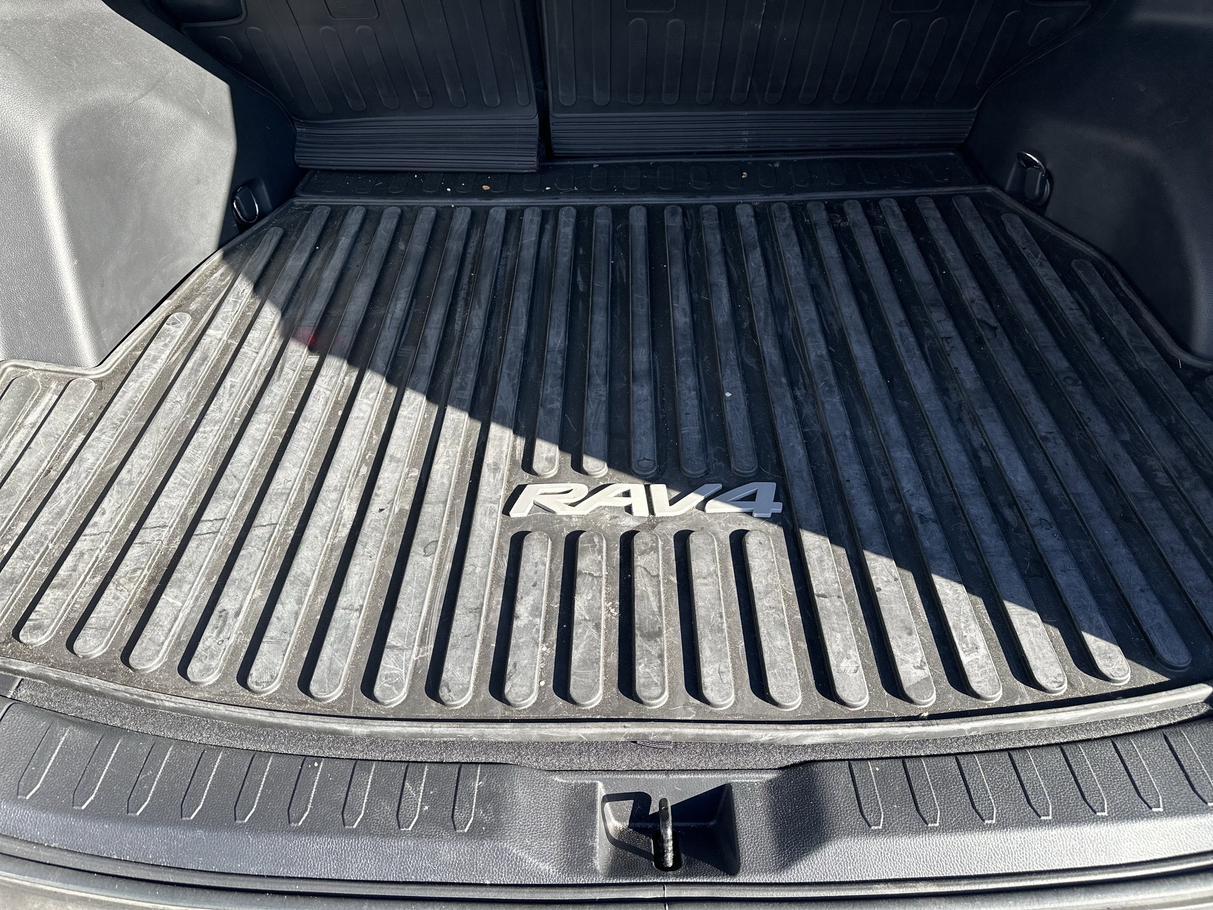 Used 2022 Toyota RAV4 LE image 17