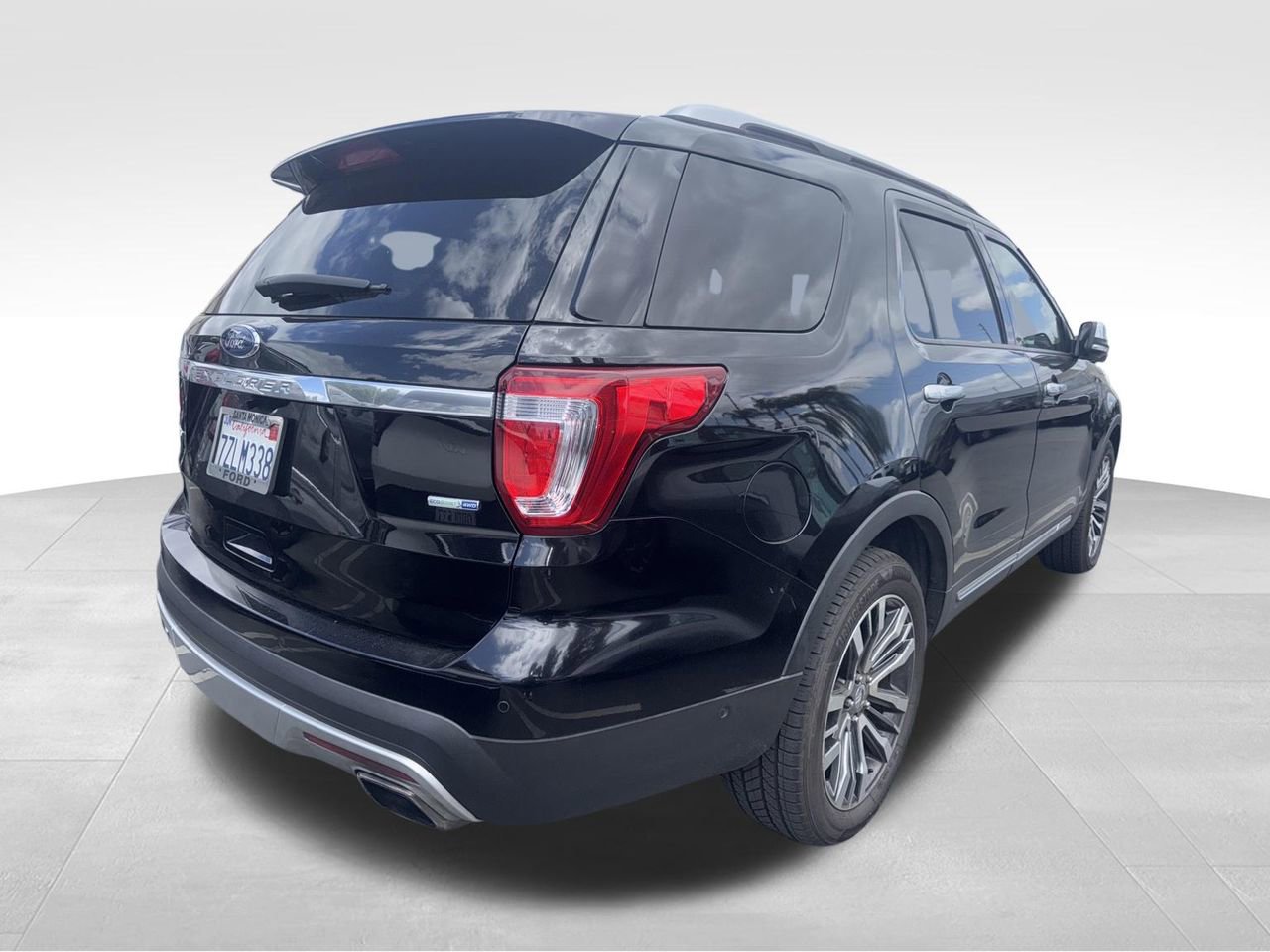 Used 2017 Ford Explorer Platinum AWD/4WD image 3