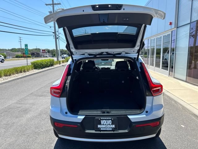 Used 2025 Volvo XC40 B5 Core AWD/4WD image 11