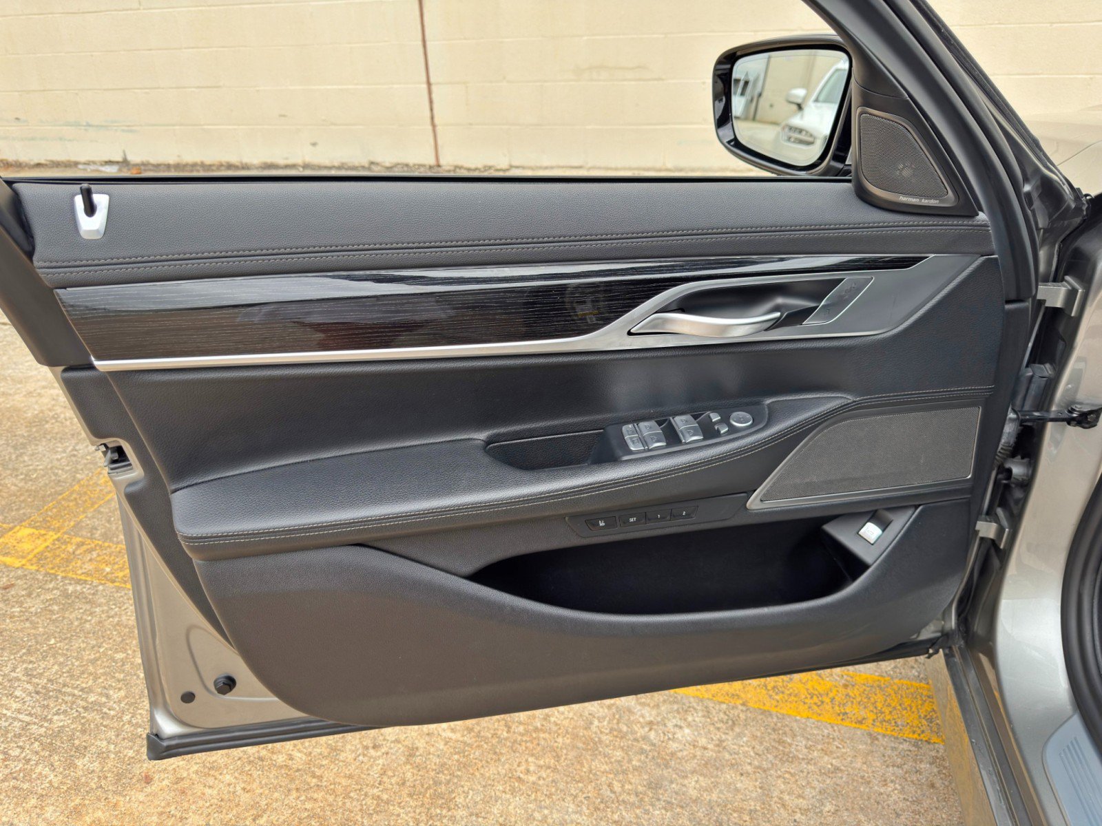 Used 2022 BMW 740i w/ M Sport Package RWD image 47