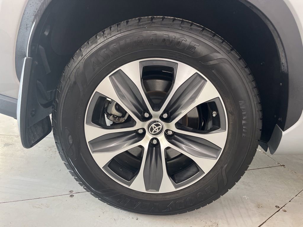 Used 2022 Toyota Highlander XLE AWD/4WD image 17