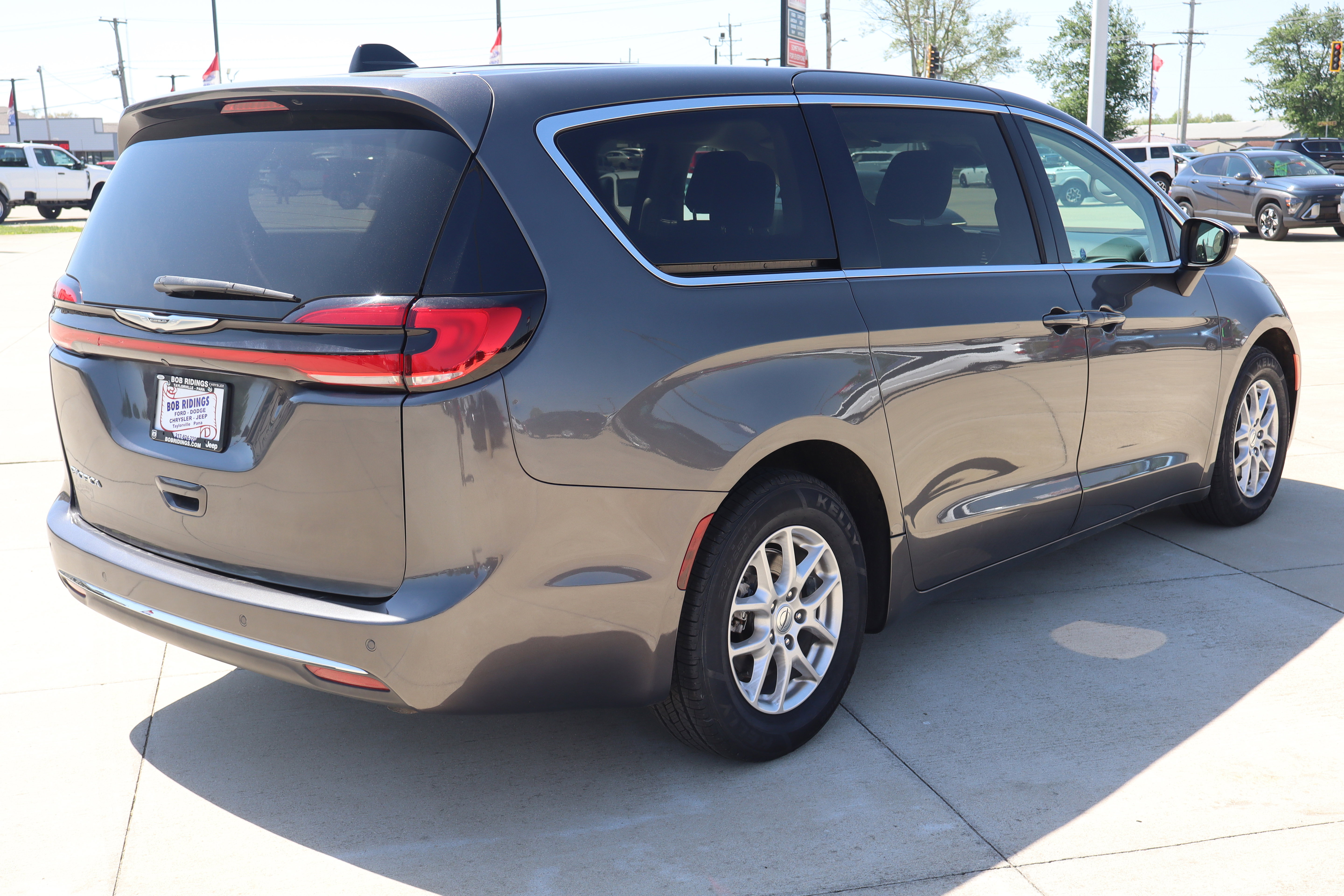 Used 2023 Chrysler Pacifica Touring-L FWD image 6