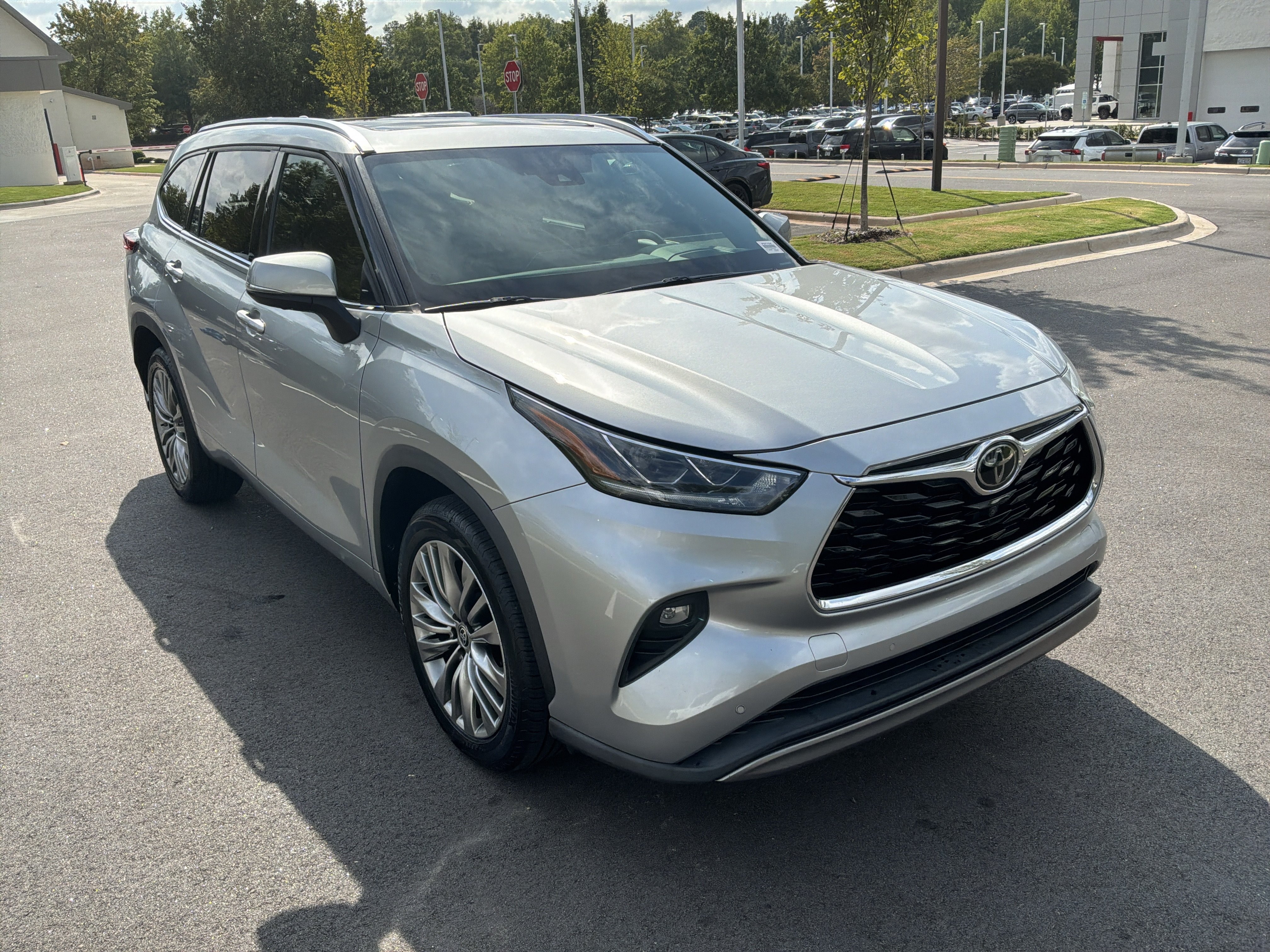 Used 2022 Toyota Highlander Platinum FWD image 2
