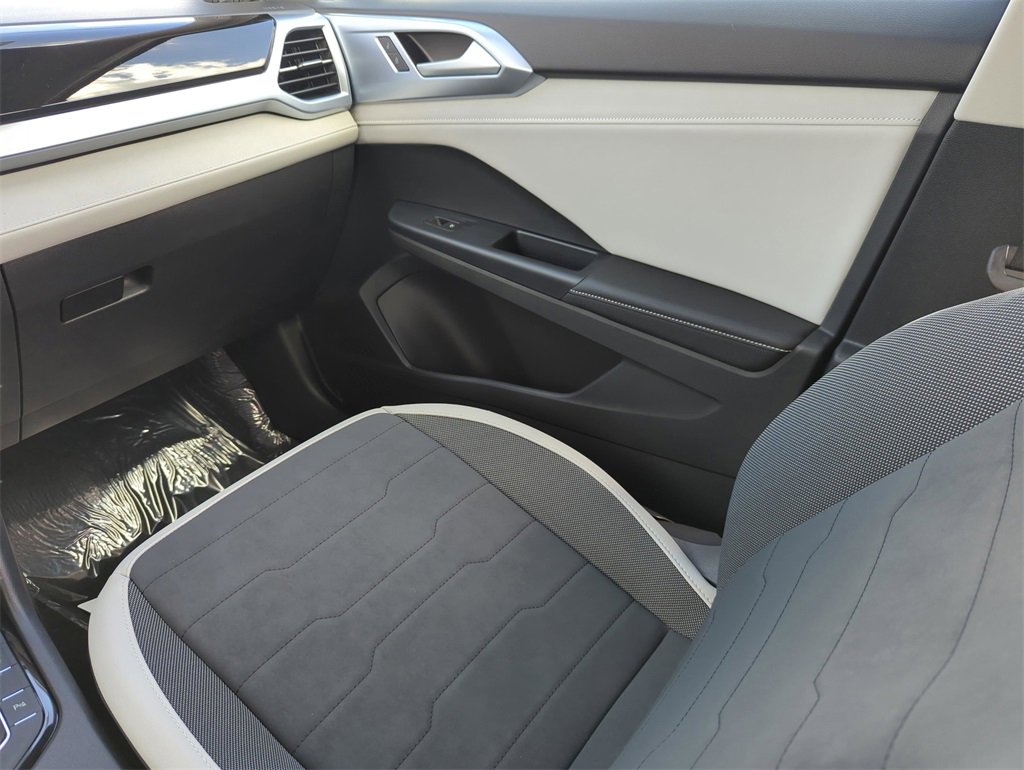New 2026 Volkswagen Taos SE image 22