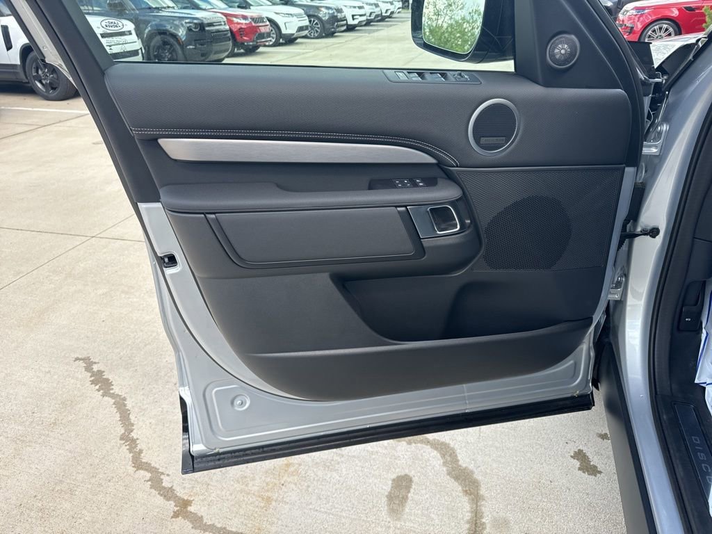 Used 2024 Land Rover Discovery Dynamic SE image 12