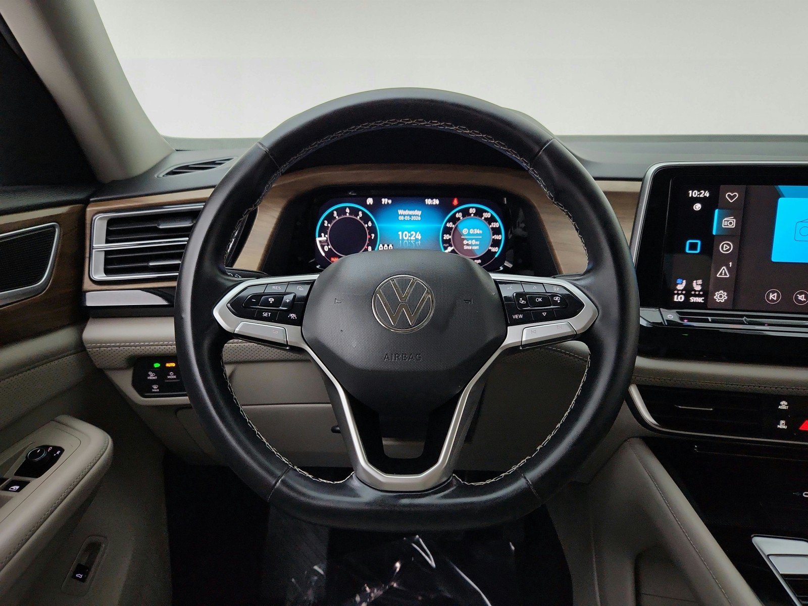 Used 2024 Volkswagen Atlas SE w/ Panoramic Sunroof Package FWD image 23