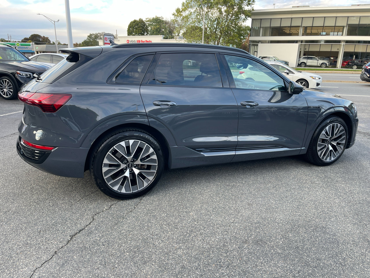 Used 2024 Audi Q8 e-tron Premium Plus w/ Premium Plus Package image 28