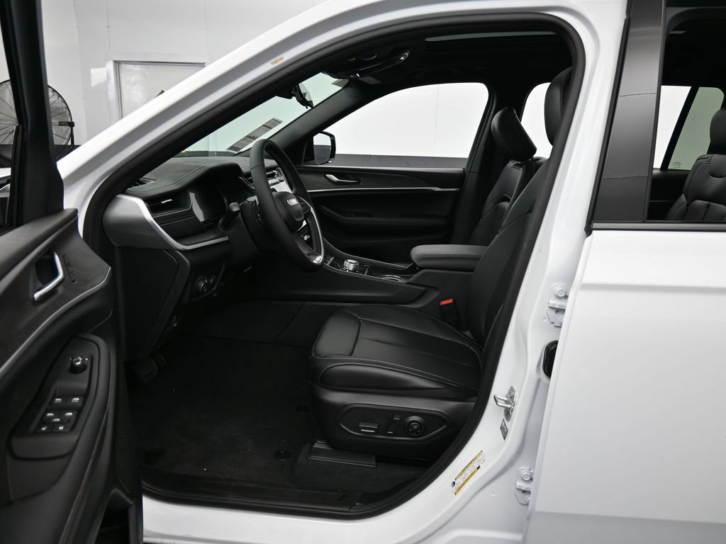 Used 2025 Jeep Grand Cherokee L Limited w/ Black Appearance Package AWD/4WD image 12