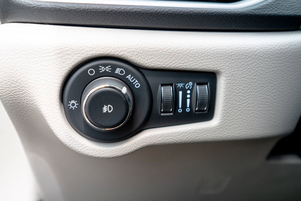 Used 2024 Chrysler Pacifica Touring-L image 22