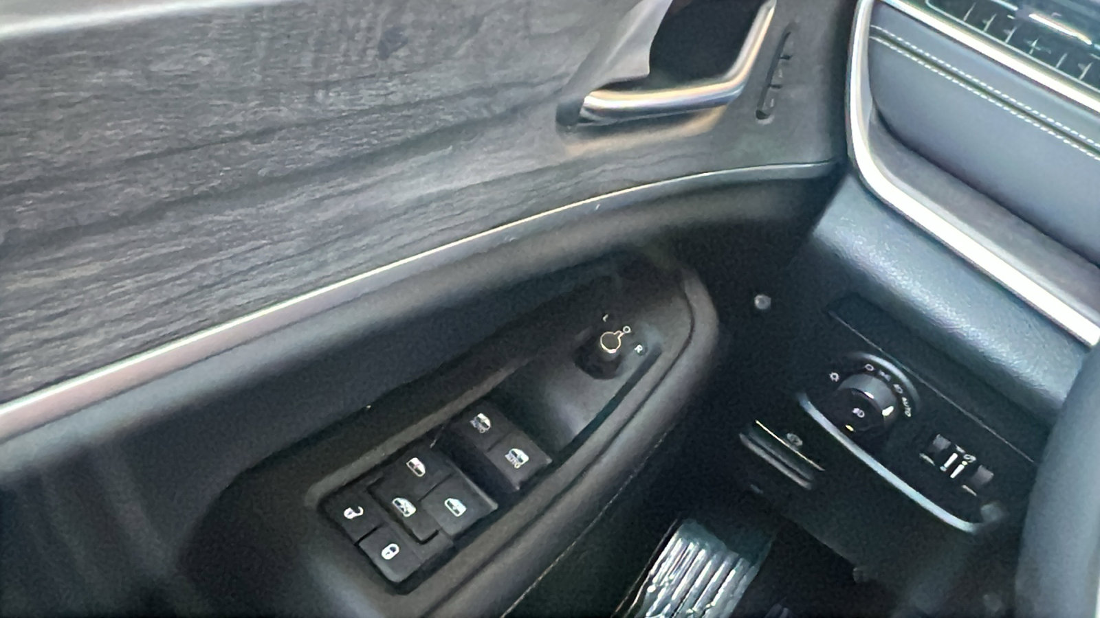 New 2025 Jeep Grand Cherokee L Limited w/ Luxury Tech Group II image 36