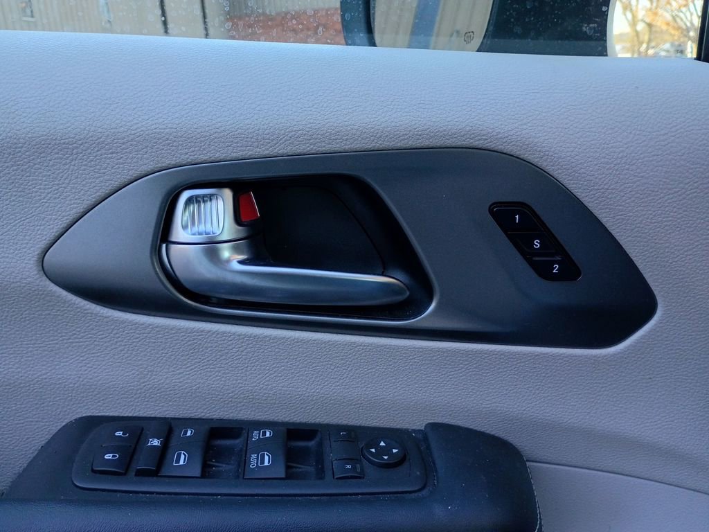 Used 2023 Chrysler Pacifica Touring-L image 25