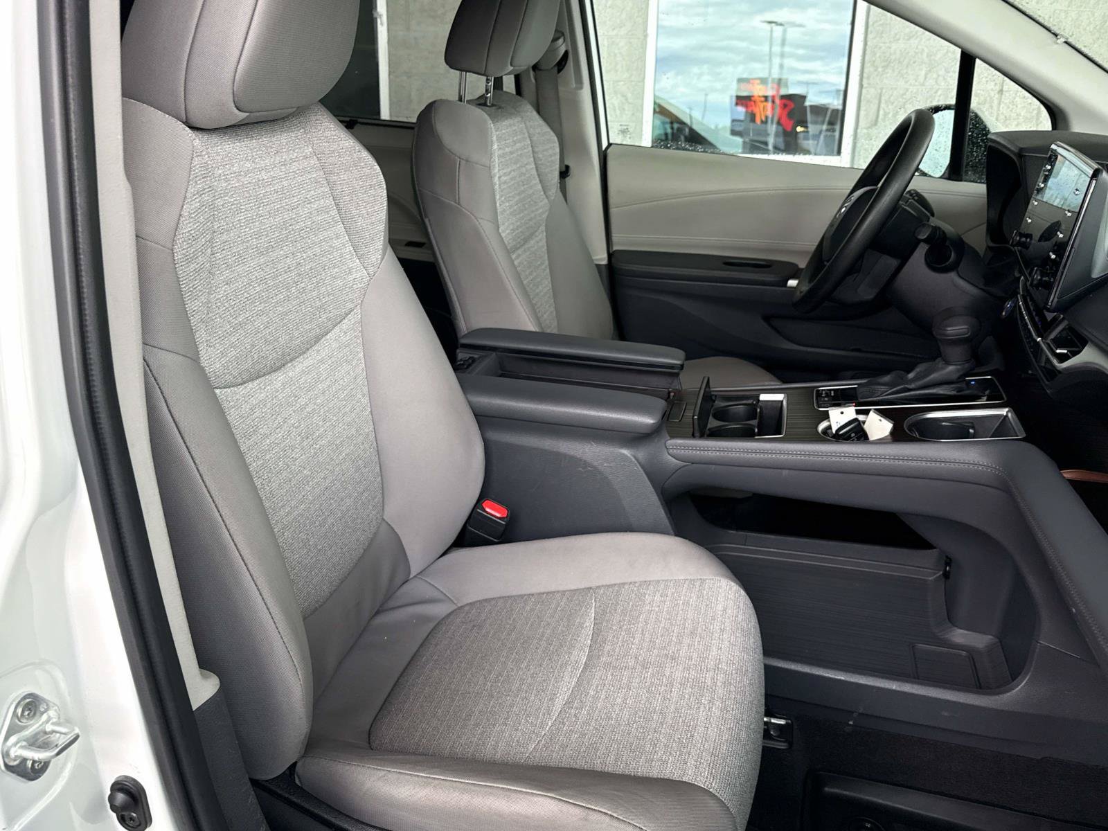 Used 2024 Toyota Sienna LE AWD/4WD image 19