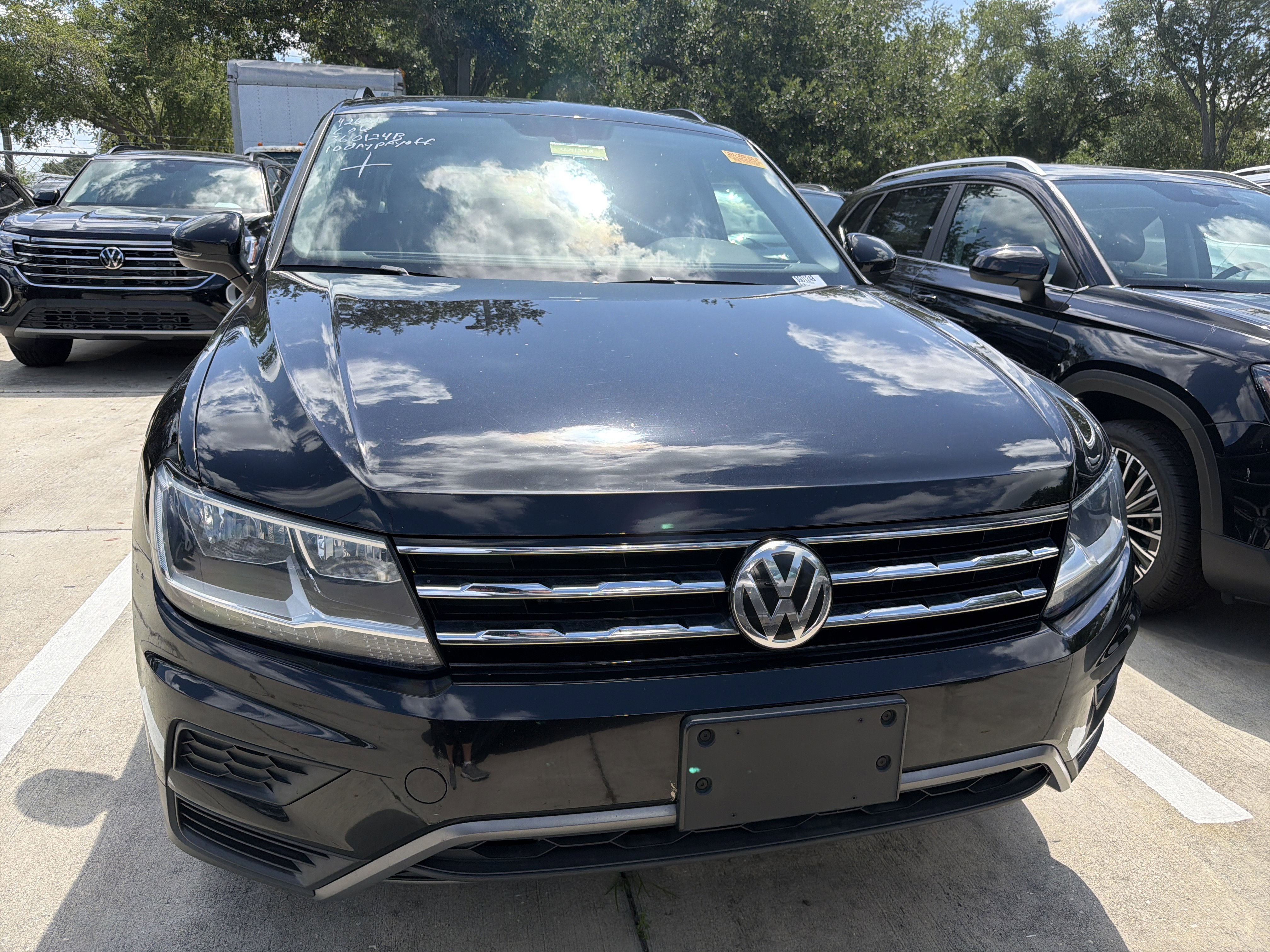 Used 2020 Volkswagen Tiguan SE w/ Panoramic Sunroof Package AWD/4WD image 2