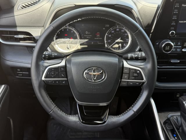 Used 2022 Toyota Highlander XSE FWD image 12