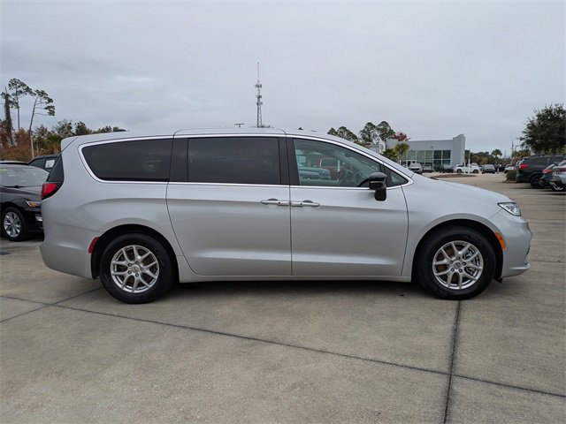 Certified 2024 Chrysler Pacifica Touring-L image 3