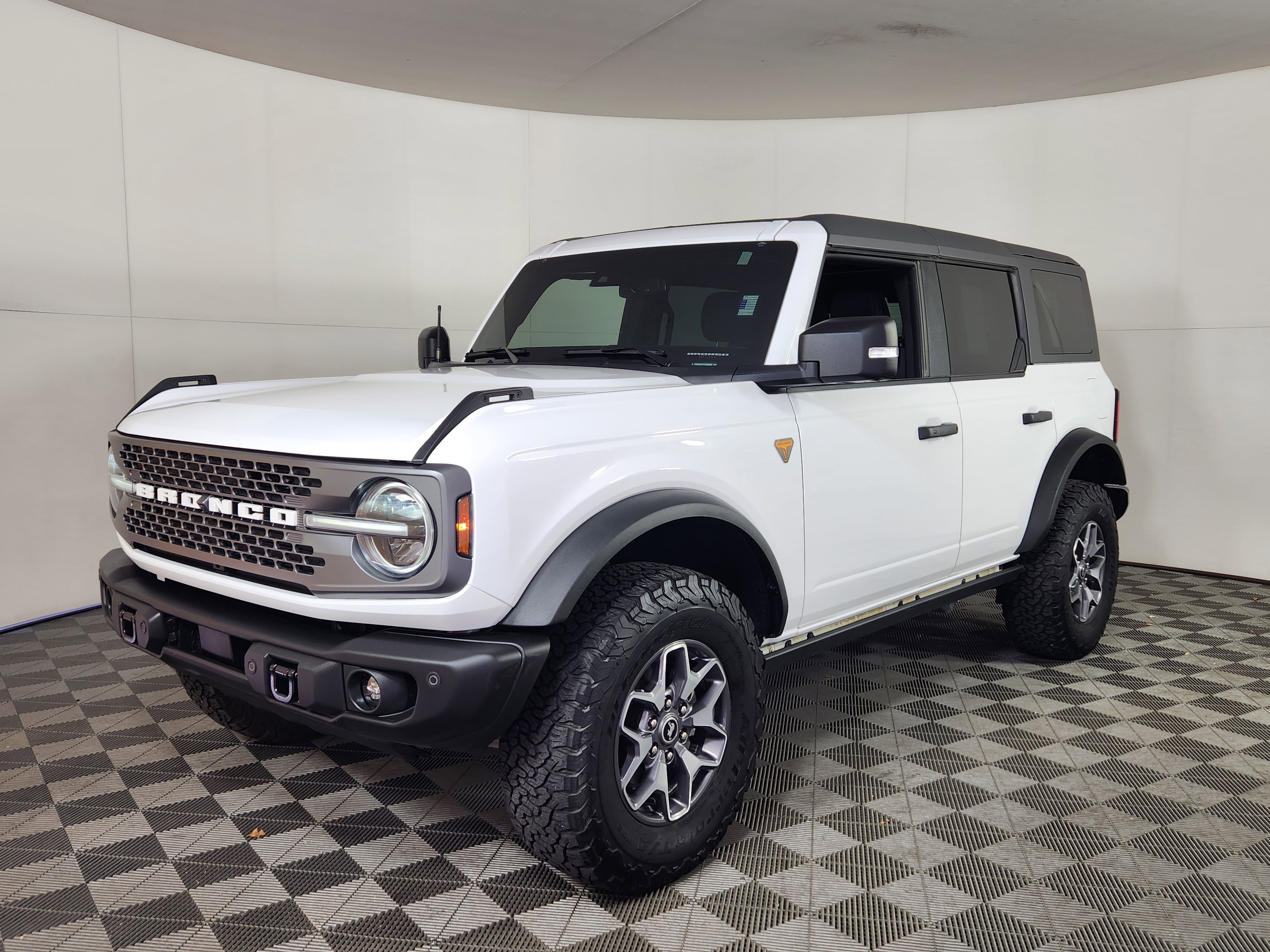 Used 2023 Ford Bronco Badlands video 3