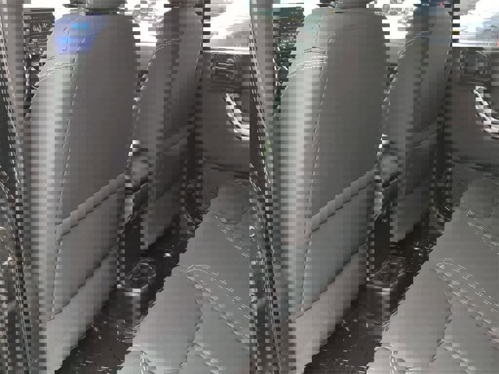 Used 2017 Jeep Wrangler Unlimited Sahara w/ Connectivity Group image 18