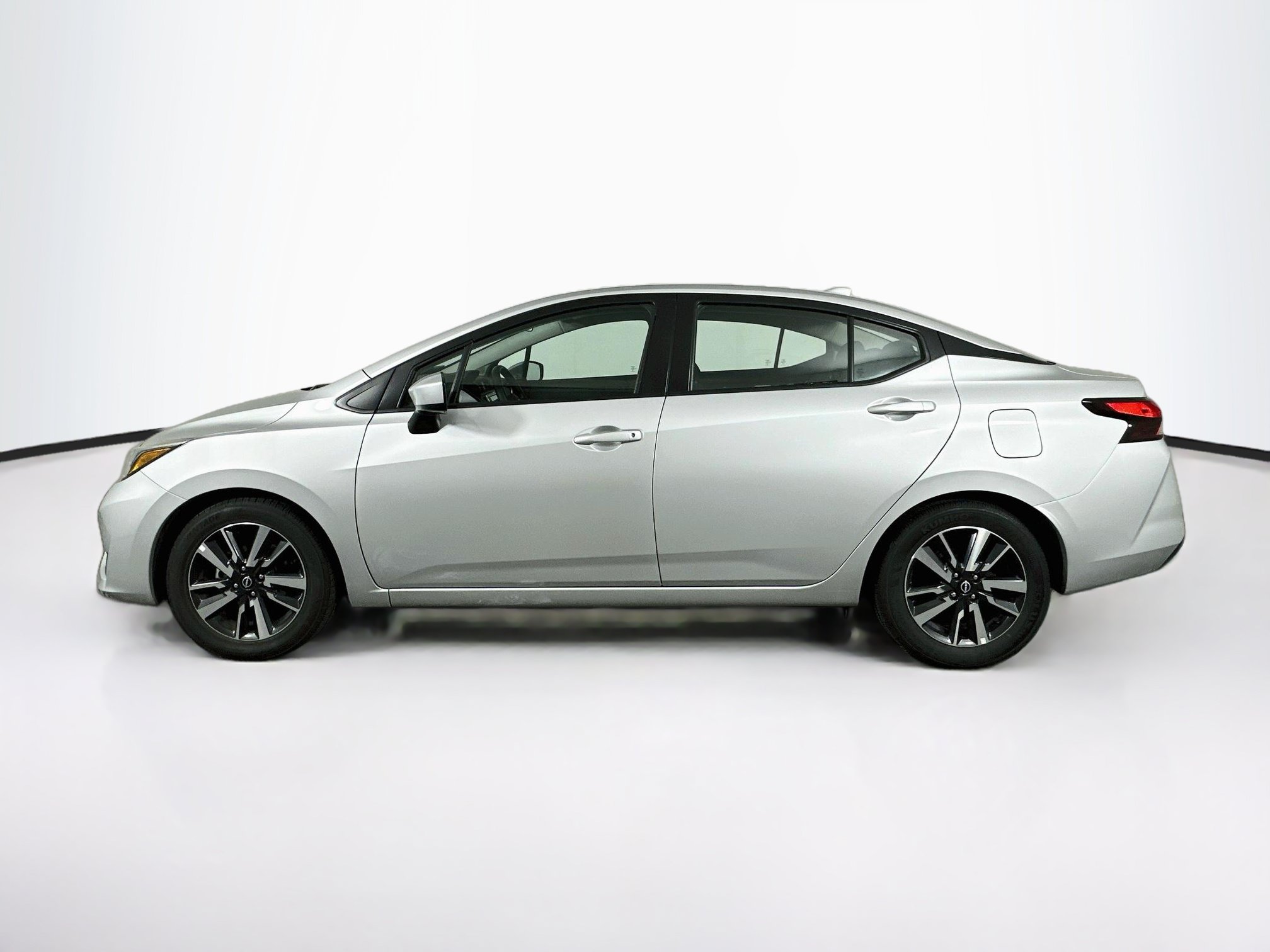 Used 2025 Nissan Versa SV FWD image 4