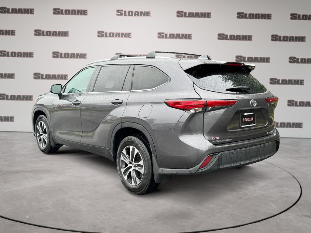 Used 2021 Toyota Highlander XLE AWD/4WD image 3
