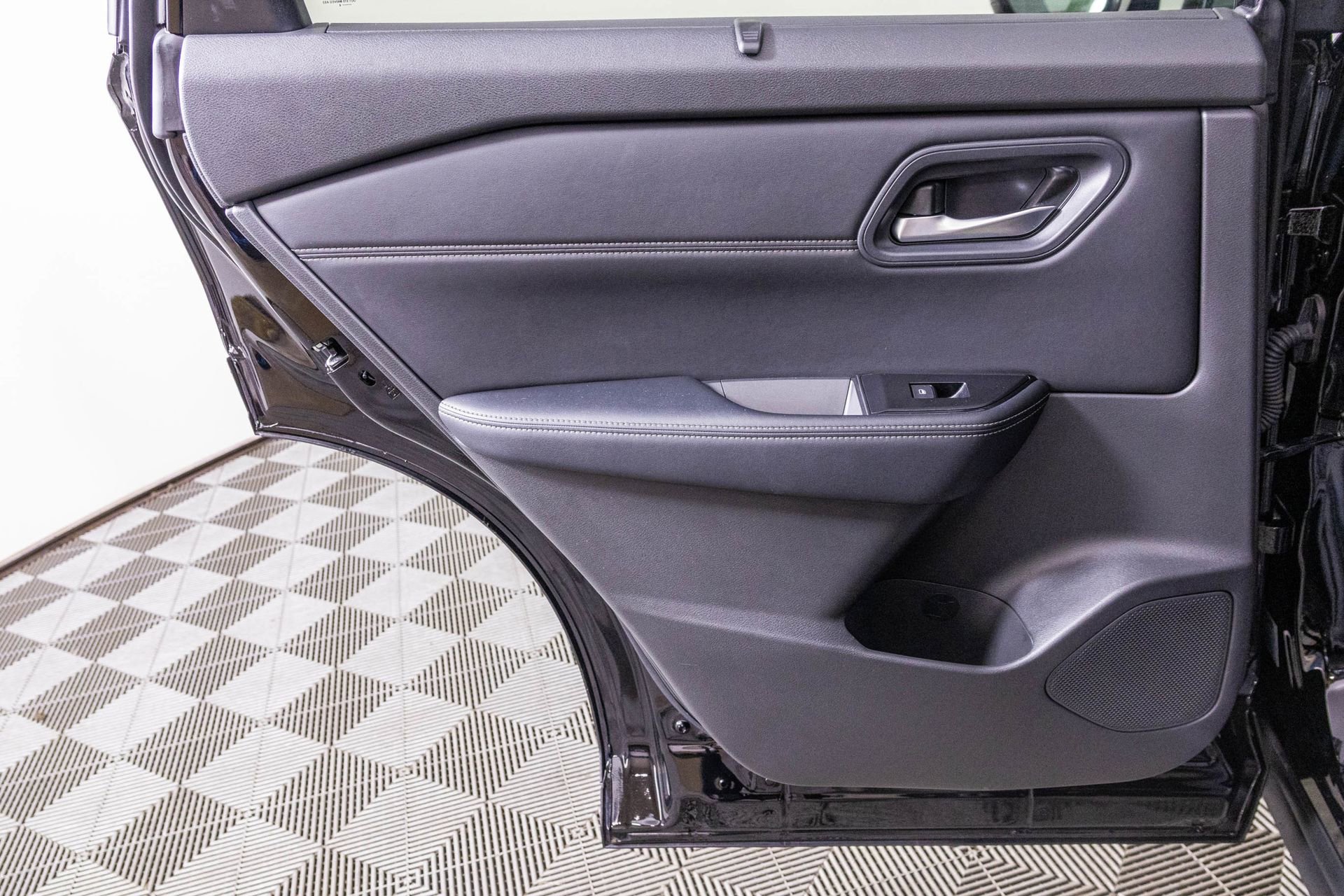 Used 2024 Nissan Rogue SV w/ SV Premium Package image 28