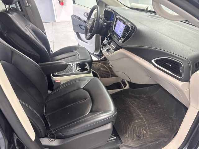 Used 2023 Chrysler Pacifica Touring-L FWD image 24